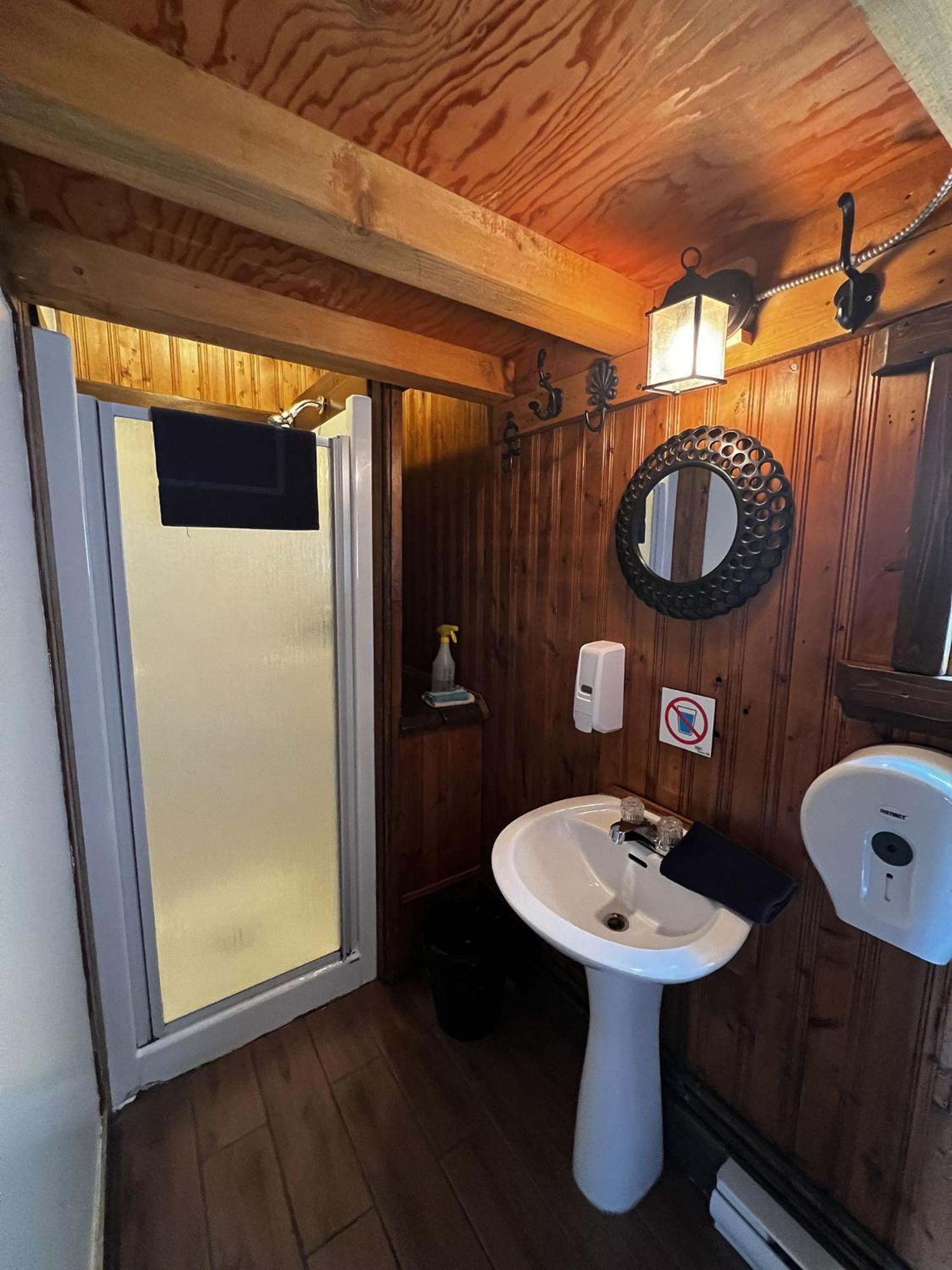Auberge Festive Sea Shack Sainte Anne-des-Chênes Eksteriør billede